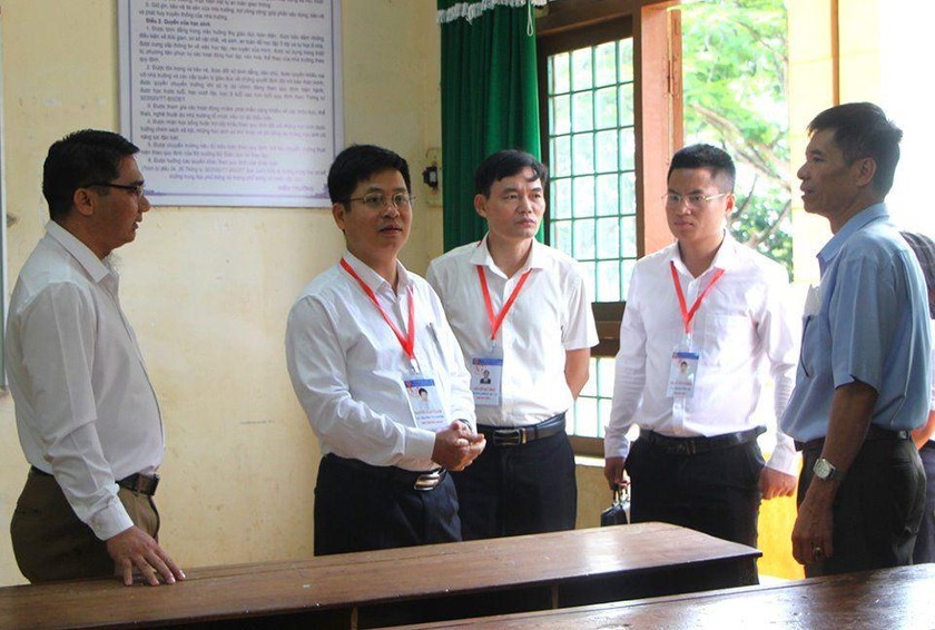 Đoàn công tác Bộ GD&ĐT kiểm tra phòng thi tại điểm trường THPT Chu Văn An. Ảnh Nguyễn Hiền