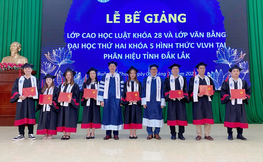 Trường Đại học Luật Hà Nội trao 57 bằng thạc sĩ và cử nhân tại Đắk Lắk