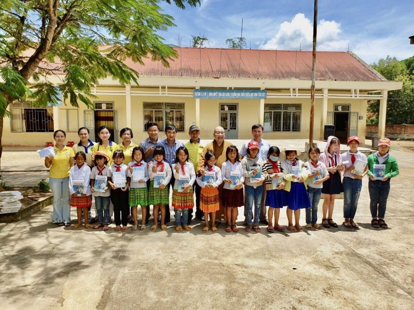 Các em học sinh vùng sâu, vùng xa tại Đắk Nông