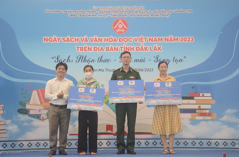Doanh nghiệp trao tặng tủ sách cho Bộ đội Biên phòng và trường học trên địa bàn Đắk Lắk