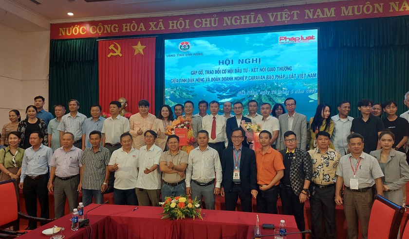 Đoàn Caravan Báo Pháp luật Việt Nam chụp hình lưu niệm cùng các đại biểu, doanh nghiệp Đắk Nông
