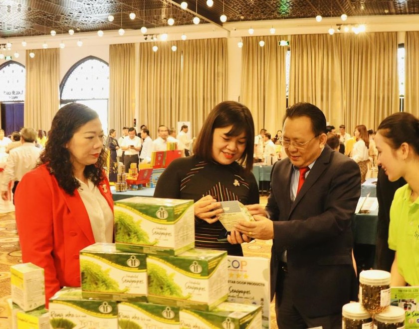 Đại biểu Đắk Lắk và Khánh Hòa tham quan sản phẩm nông sản trưng bày. Ảnh Xuân Thành
