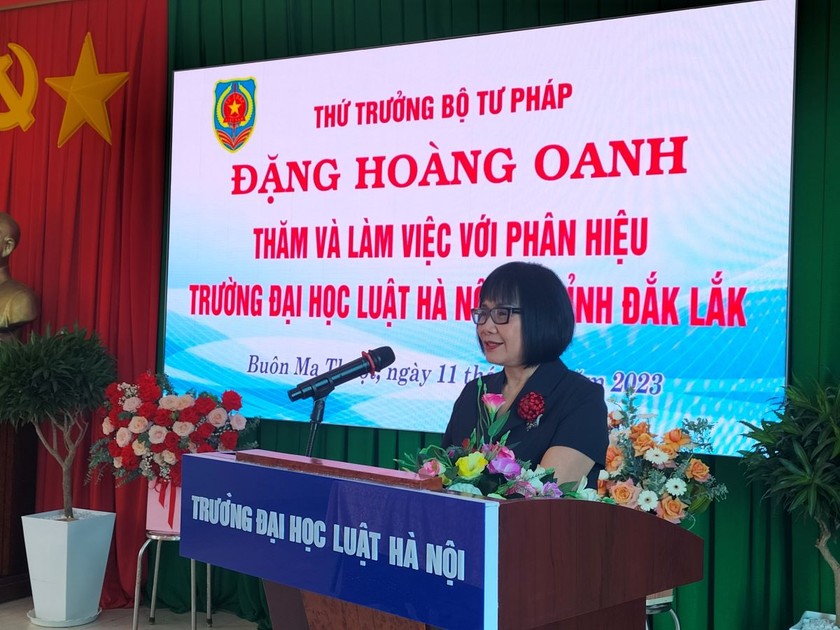 Thứ trưởng Bộ Tư pháp Đặng Hoàng Oanh phát biểu chỉ đạo tại buổi làm việc với Phân hiệu Trường Đại học Luật Hà Nội tại Đắk Lắk