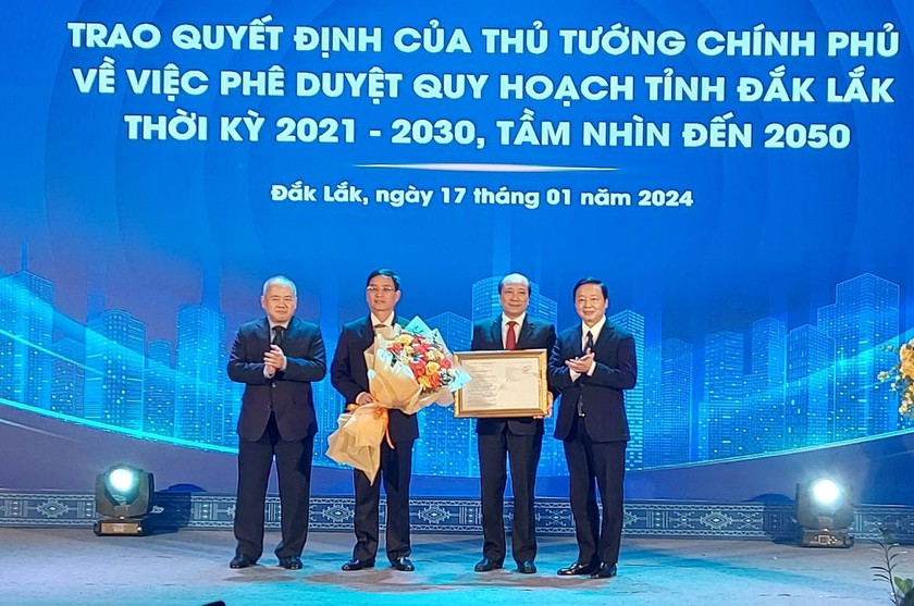 Phó Thủ tướng Chính phủ Trần Hồng Hà trao Quyết định phê duyệt quy hoạch tỉnh Đắk Lắk thời kỳ 2021-2030, tầm nhìn đến năm 2050 của Thủ tướng Chính phủ cho lãnh đạo tỉnh Đắk Lắk