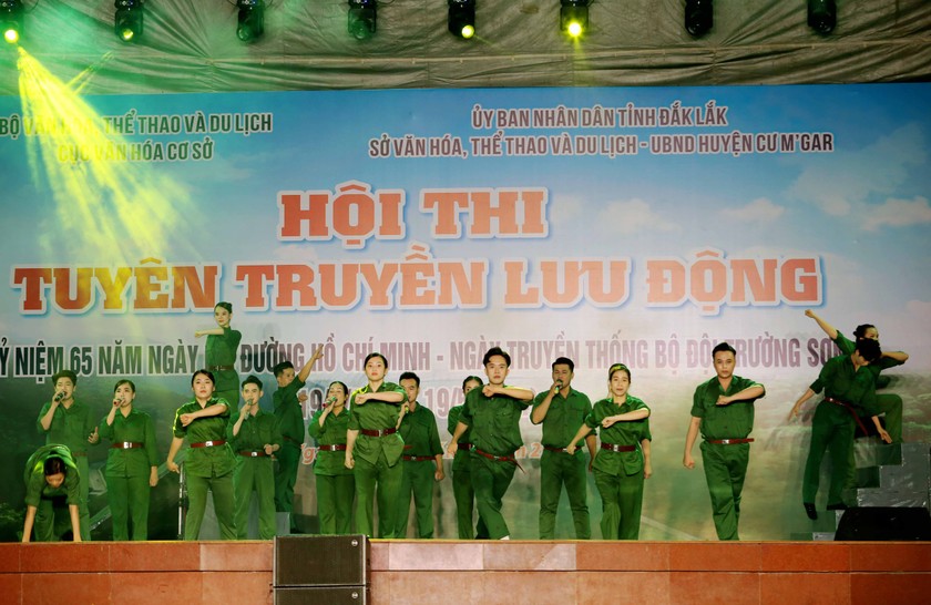 Tiết mục tại "Hội thi tuyên truyền lưu động kỷ niệm 65 năm Ngày mở đường Hồ Chí Minh - Ngày truyền thống bộ đội Trường Sơn". Ảnh TH