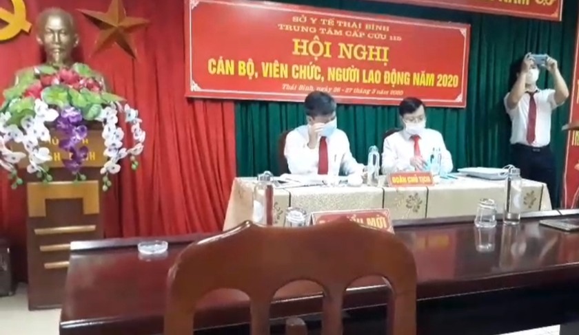 Ông Nguyễn Văn Ngãi (bìa trái), Giám đốc Trung tâm Cấp cứu 115 Thái Bình chủ trì Hội nghị Cán bộ, Viên chức, Người lao động năm 2020 vào sáng nay 27/3. Ảnh cắt từ clip