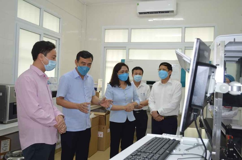 Ông Đặng Trọng Thăng, Chủ tịch UBND tỉnh Thái Bình (người thứ 2 từ trái sang) thăm, kiểm tra hệ thống máy xét nghiệm phát hiện Covid-19.