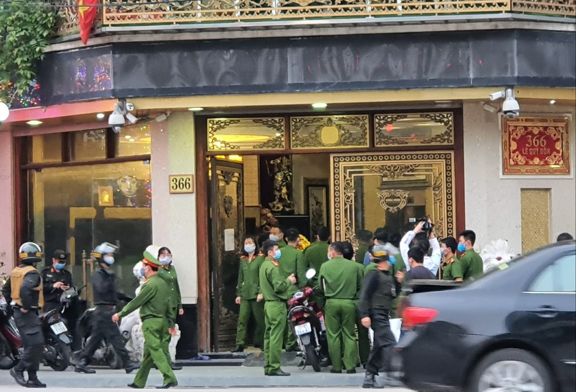 Lực lượng chức năng tiến hành phong tỏa, bao vây số nhà 366 Lê Quý Đôn, phường Kỳ Bá, TP Thái Bình phục vụ khám xét nhà Dương Đường. Ảnh: Trung Du.