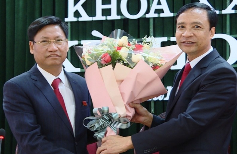 Ông Đỗ Đình An, Bí thư Thành ủy, Chủ tịch HĐND TP Thái Bình (bìa phải) tặng hoa chúc mừng tân Chủ tịch UBND TP Thái Bình Đinh Gia Dũng.