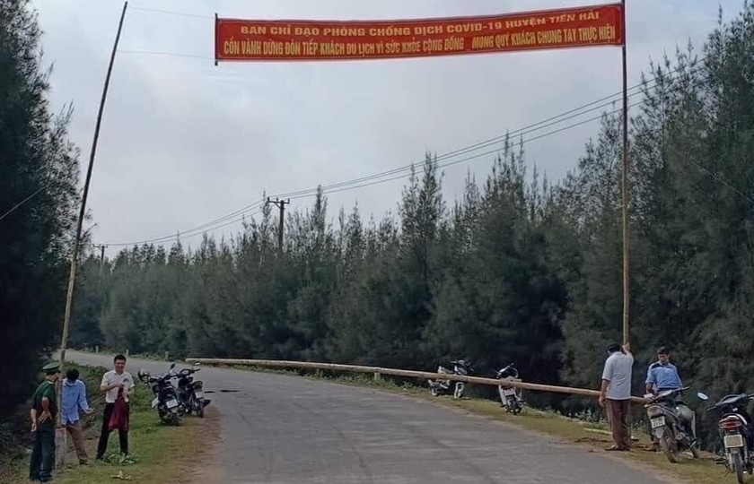 Lực lượng chức năng treo thông báo về việc dừng đón khách du lịch đến Khu du lịch sinh thái Cồn Vành, huyện Tiền Hải, tỉnh Thái Bình.