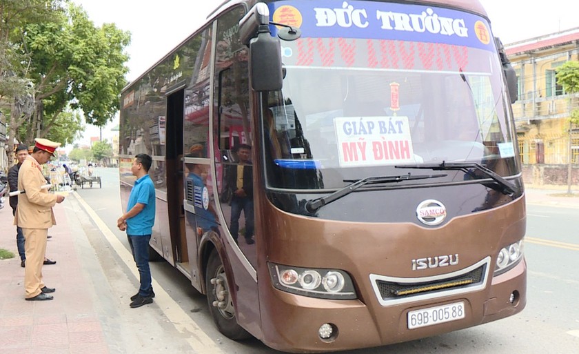 Lực lượng CSGT Công an huyện Thái Thụy kiểm tra, xử lý vi phạm đối với phương tiện vận tải khách của Công ty Đức Trưởng trên QL 37, đoạn qua Thị trấn Diêm Điền.