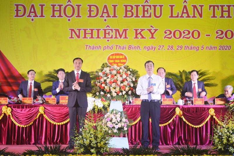 Ông Ngô Đông Hải, Ủy viên dự khuyết Trung ương Đảng, Phó Bí thư Thường trực Tỉnh ủy Thái Bình tặng hoa chúc mừng Đại hội Đại biểu Đảng bộ TP Thái Bình, nhiệm kỳ 2020-2025.