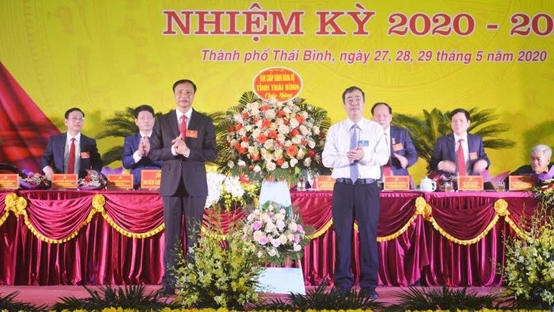 Ông Ngô Đông Hải, Phó Bí thư Thường trực Tỉnh ủy Thái Bình tặng hoa chúc mừng Đại hội Đại biểu Đảng bộ TP Thái Bình, nhiệm kỳ 2020-2025.