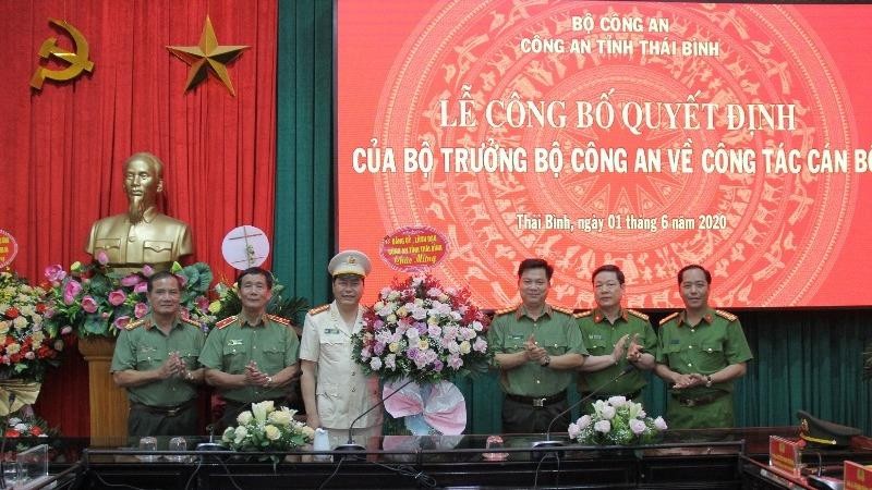 Đảng ủy, lãnh đạo Công an tỉnh Thái Bình tặng hoa chúc mừng đồng chí Thượng tá Vũ Mạnh Hà - tân Phó Giám đốc Công an tỉnh Thái Bình.