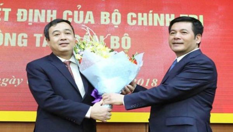 Ông Nguyễn Hồng Diên, Phó Trưởng Ban Tuyên giáo Trung ương (bìa phải) chúc mừng tân Bí thư Tỉnh ủy Thái Bình Ngô Đông Hải.