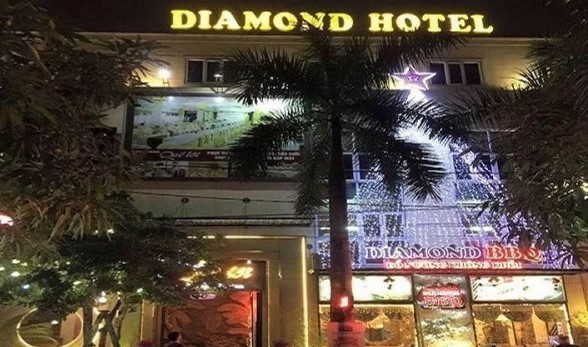Nạn nhân được biết đến là bà chủ khách sạn Kim Cương (Diamond Hotel, số 373 Trần Nhân Tông, phường Đề Thám, TP Thái Bình).