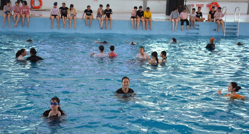 Học sinh, sinh viên tham gia hưởng ứng buổi Lễ phát động tại bể bơi Cung thể thao tỉnh Nam Định. 