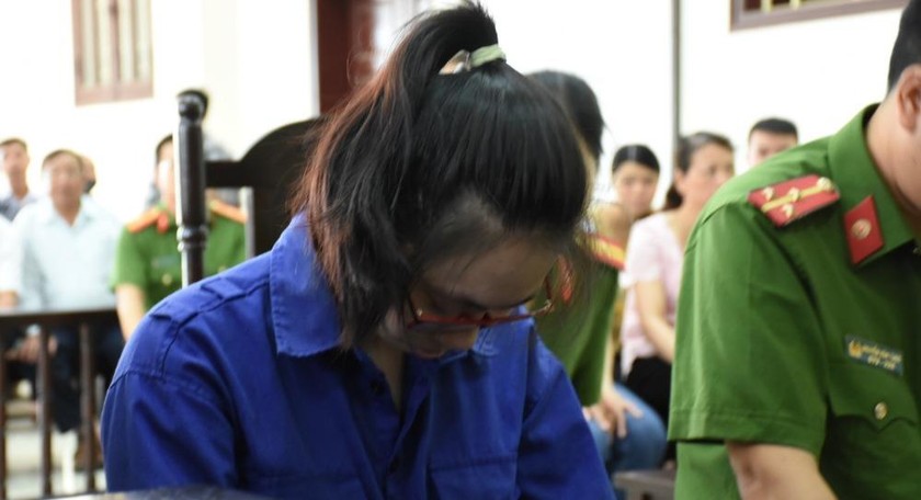 Trong suốt phiên xét xử, bị cáo Lại Thị Kiều Trang liên tục cúi gằm mặt xuống đất, thừa nhận mọi hành vi phạm tội.