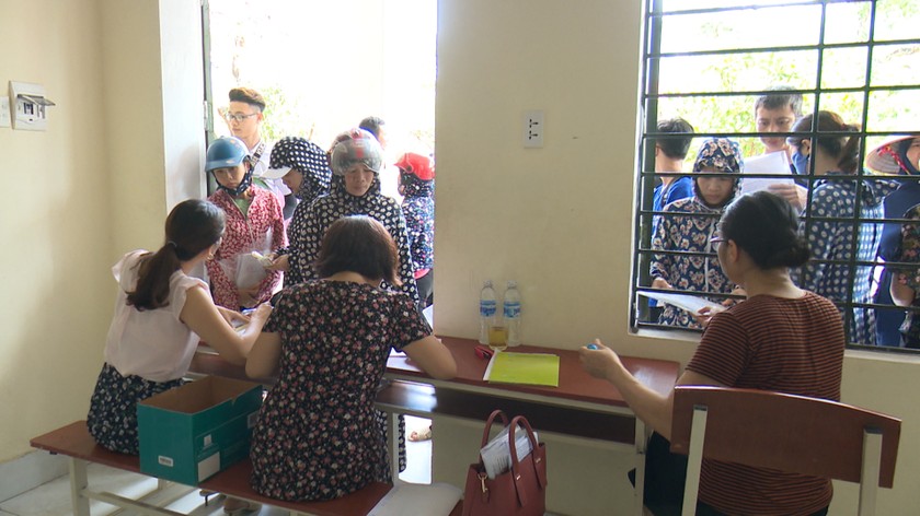 Đông đảo học sinh cùng phụ huynh đến nộp hồ sơ dự tuyển vào lớp 10 hệ công lập tại Thái Bình. Ảnh: TBTV.