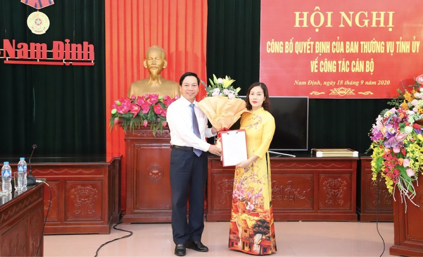 Phó Bí thư thường trực Tỉnh uỷ Nam Định Trần Văn Chung trao quyết định bổ nhiệm Tổng biên tập cho bà Hoàng Thị Hoài Phương.