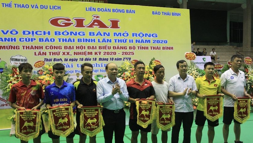 Lãnh đạo tỉnh Thái Bình tặng hoa, cờ lưu niệm cho đại diện các đội tham dự giải.
