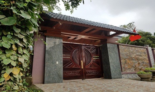 Cổng vào "dinh thự" của vị Phó Chủ tịch huyện Phù Ninh (tỉnh Phú Thọ).
