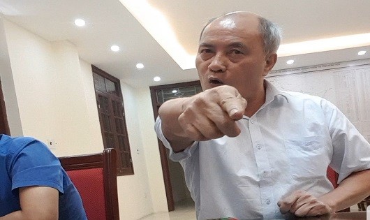 Ông Hồ Trọng Khải, Chi Cục trưởng Chi cục đê điều và PCLB tỉnh Hưng Yên chỉ tay vào mặt phóng viên