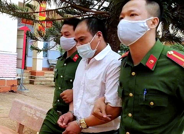Công an thực hiện lệnh bắt đối với Nguyễn Văn Bạo.