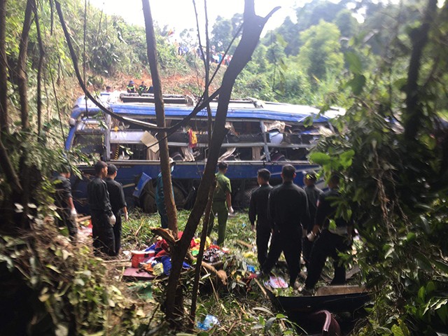  Cập nhật: Ít nhất 5 người đã tử vong trong vụ xe khách mất lái lao xuống vực ở Kon Tum