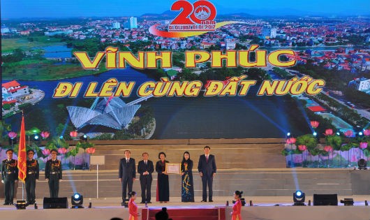 Chủ tịch Quốc hội Nguyễn Thị Kim Ngân thay mặt lãnh đạo Đảng trao tặng Huân chương lao động hạng nhất cho Đảng bộ, chính quyền và nhân dân tỉnh Vĩnh Phúc.