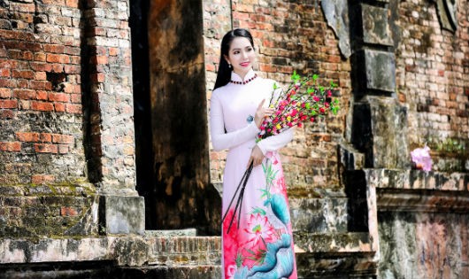Hoa hậu Dương Kim Ánh mặc duyên dáng trong tà áo dài