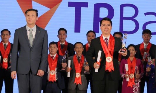 Phó TGĐ TPBank – ông Nguyễn Việt Anh (phải) thay mặt ngân hàng nhận giải thưởng Thương hiệu mạnh Việt Nam