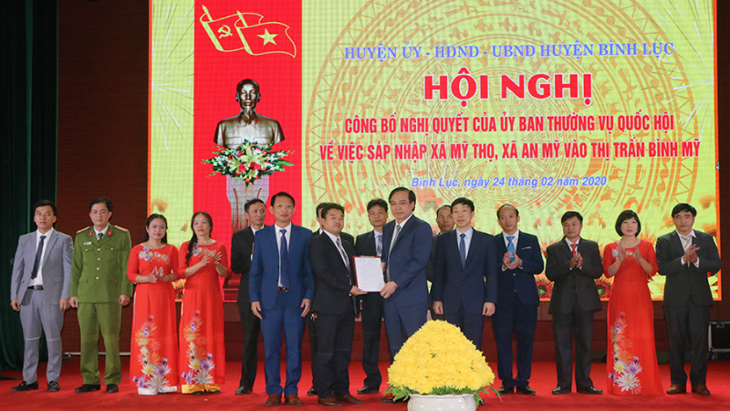 Lãnh đạo huyện Bình Lục trao quyết định thành lập Đảng bộ thị trấn Bình Mỹ cho BCH Đảng bộ thị trấn.