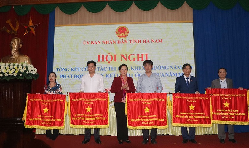Thừa ủy quyền của Thủ tướng Chính phủ, bà Lê Thị Thủy, Bí thư Tỉnh ủy Hà Nam trao Cờ thi đua và Bằng  khen của Chính phủ cho các tập thể, cá nhân có thành tích năm 2018-2019