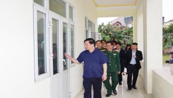 Phó Chủ tịch Thường trực UBND tỉnh Ninh Bình Tống Quang Thìn kiểm tra công tác chuẩn bị cách ly.