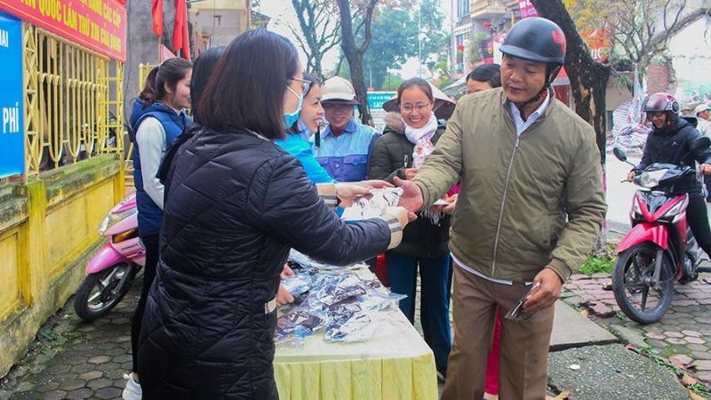 Đoàn Thanh niên phường Minh Khai, Hà Nam phát khẩu trang, nước rửa tay miễn phí cho người dân