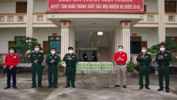Hội Chữ thập đỏ tỉnh Ninh Bình tặng quà cho các chiến sỹ làm  nhiệm vụ  cách lý công dân trong phòng Covid-19.