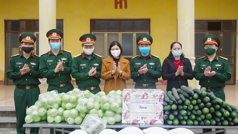 Quà của Hội Phụ nữ huyện Thanh Liêm tặng lực lượng phục vụ và những công dân đang thực hiện cách ly tập trung tại Trung đoàn 151, Bộ CHQS tỉnh Hà Nam.
