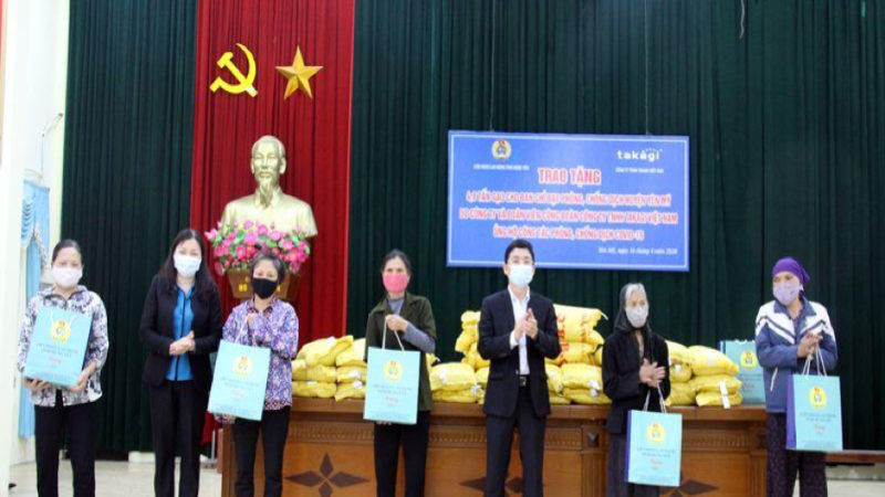 Trao tặng gạo và quà tặng với các hộ nghèo trên địa bàn tỉnh Hưng Yên.
