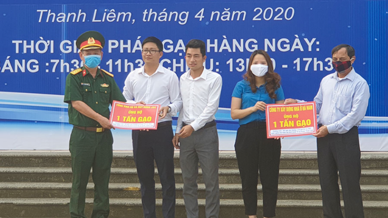 'Hạt gạo yêu thương' chia sẻ khó khăn với công nhân, người nghèo huyện Thanh Liêm