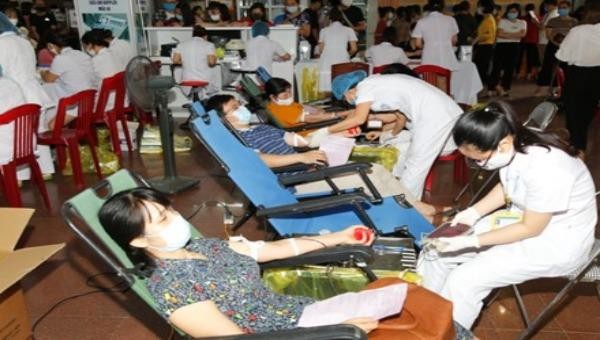 400 tình nguyện viên ở TP Ninh Bình tích cực hưởng ứng và tình nguyện tham gia hiến máu.