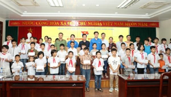 Ninh Bình tặng quà 52 học sinh có hoàn cảnh khó khăn