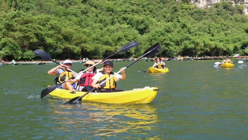 Chèo thuyền Kayak – trải nghiệm mới khi đến Tràng An