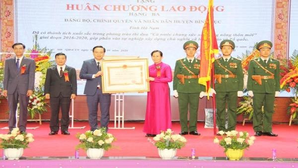 Huyện Bình Lục, tỉnh Hà Nam đón nhận Huân chương Lao động hạng Ba