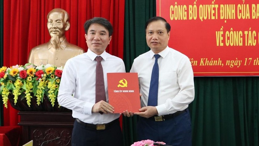 Đồng chí Trần Hồng Quảng trao quyết định cho đồng chí Phạm Ngọc Hải.