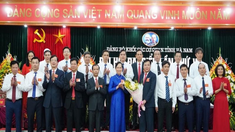 Bí Thư Tỉnh ủy Lê Thị Thủy (áo xanh đứng giữa) cùng Ban Chấp hành Đảng bộ Khối các cơ quan tỉnh lần thứ VI, nhiệm kỳ 2020- 2025.