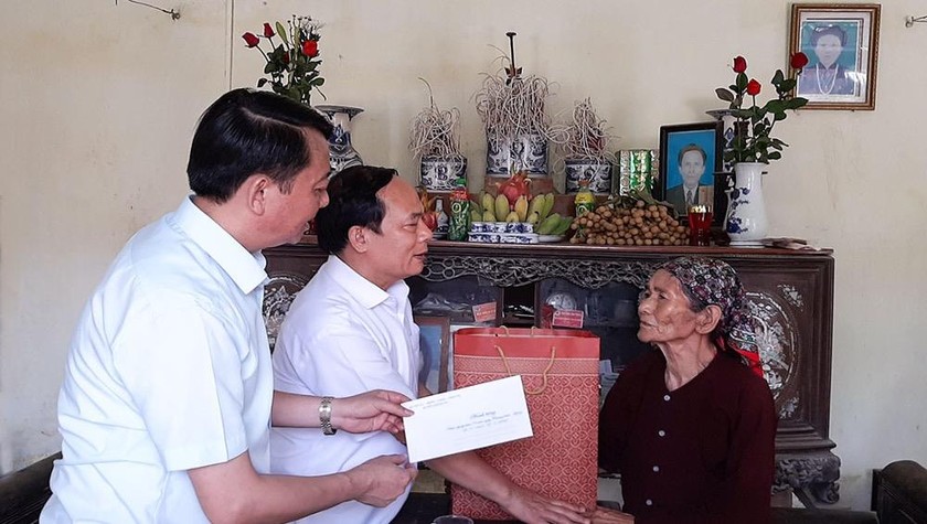 Đại diện lãnh đạo tỉnh Hà Nam thăm mẹ Việt Nam anh hùng tiêu biểu Nguyễn Thị Tâm.