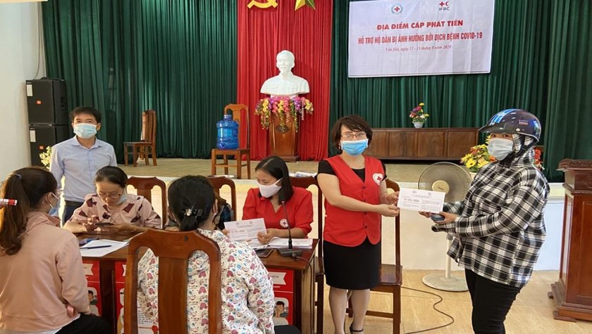 Trao hỗ trợ cho 129 hộ dân ở Ninh Bình.