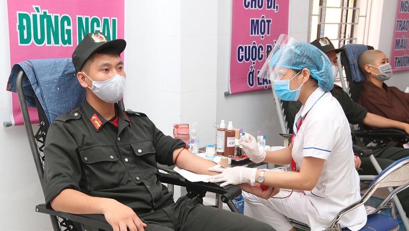 Trên 400 tình nguyện viên ở Hà Nam tham gia hiến máu tình nguyện.