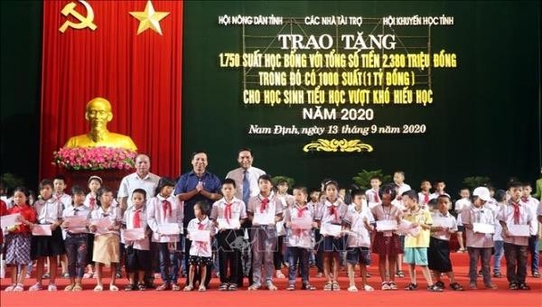 Trao 1.750 suất học bổng cho học sinh nghèo, khó khăn tỉnh Nam Định